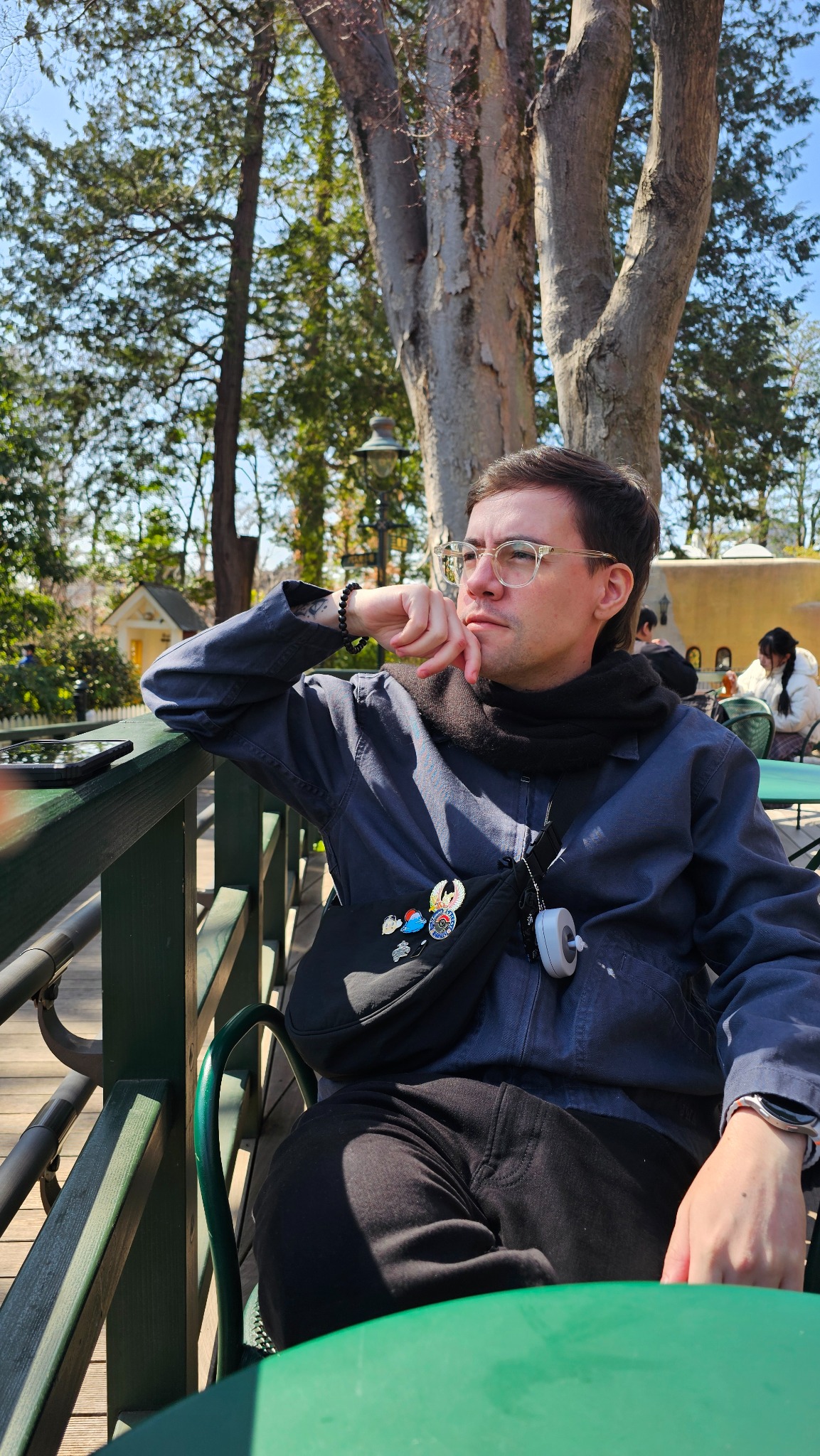 Teacher Murilo sentado ao ar livre durante uma viagem